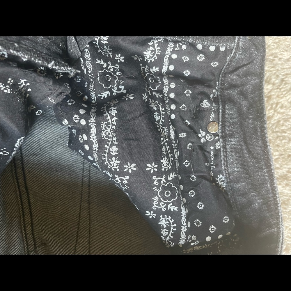 Free People high waisted distressed jean shorts.  Never worn 27 waist - Picture 4 of 4